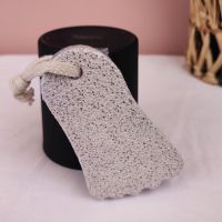 Pierre ponce pour les pieds avec corde